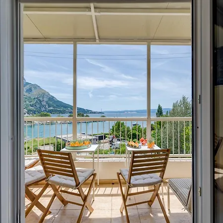 Sea View Mouth Cetina *