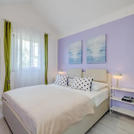 Sea View Mouth Cetina *